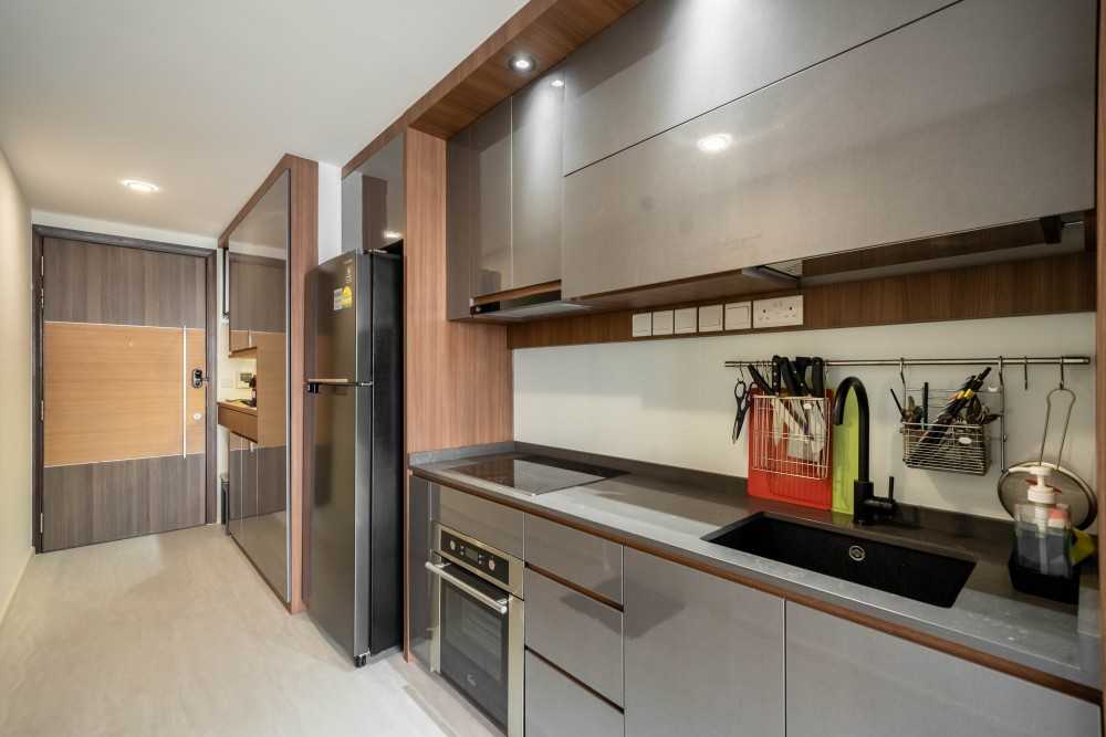Modern Kitchen with Vinyl Flooring and Homogeneous Tiles