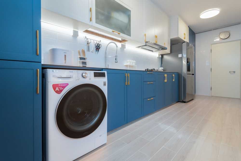 Scandinavian Kitchen with Homogeneous Tiles and Wood Flooring