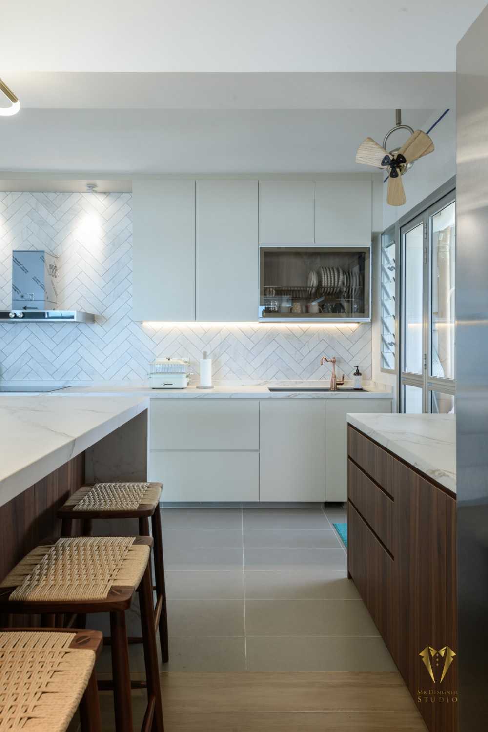 Contemporary Kitchen with Countertop and Homogeneous Tiles