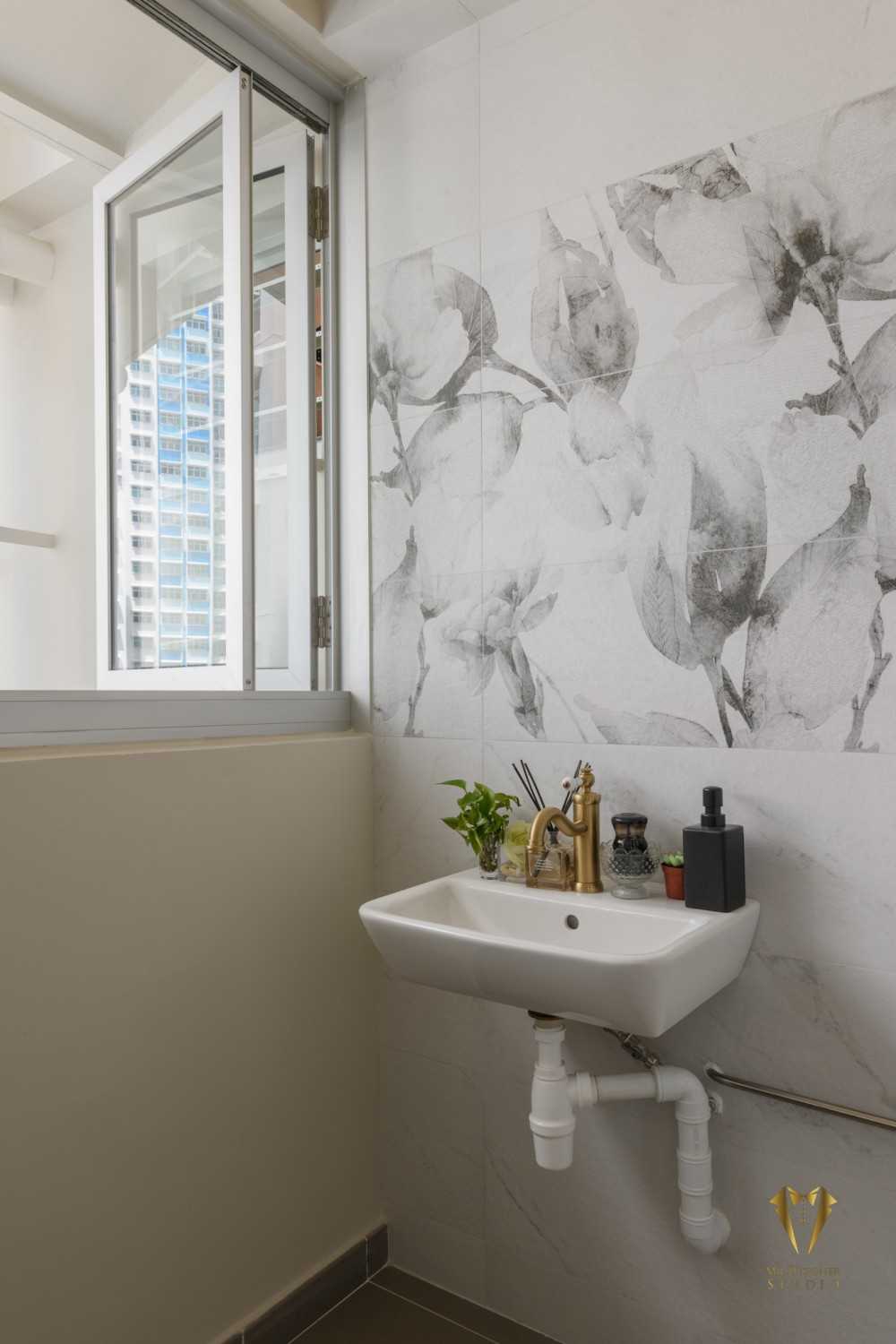 Contemporary Bathroom with Countertop and Homogeneous Tiles