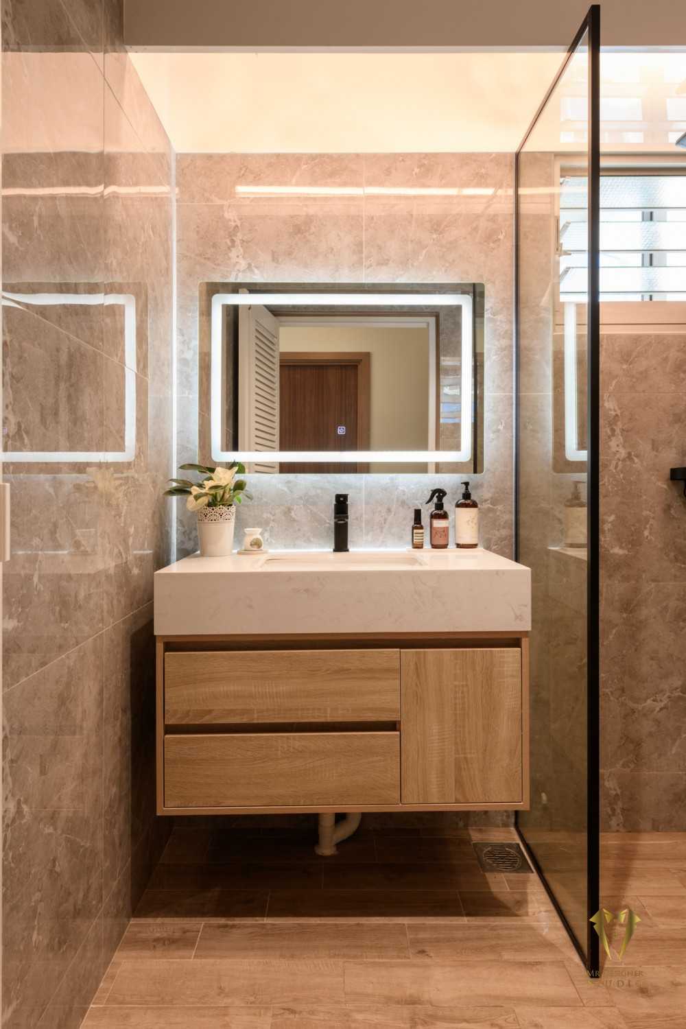Contemporary Bathroom with Countertop and Homogeneous Tiles