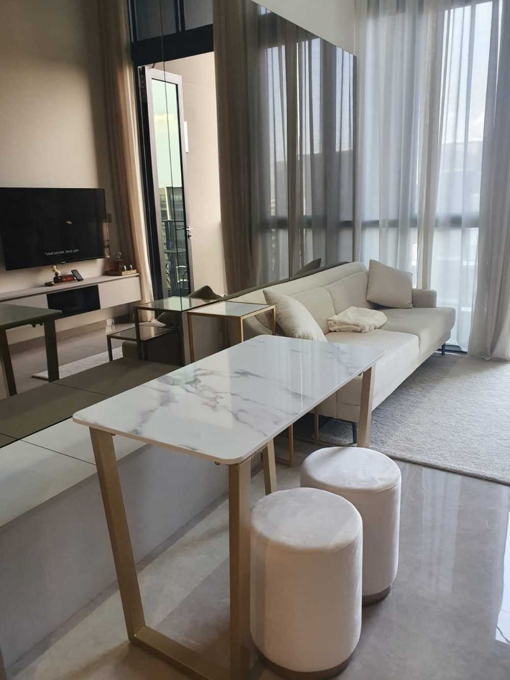 Contemporary Living Room with Settee and Sofa