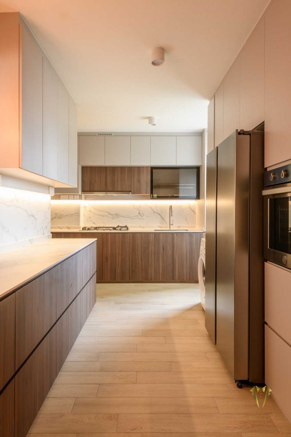 Contemporary Kitchen with Countertop and Homogeneous Tiles