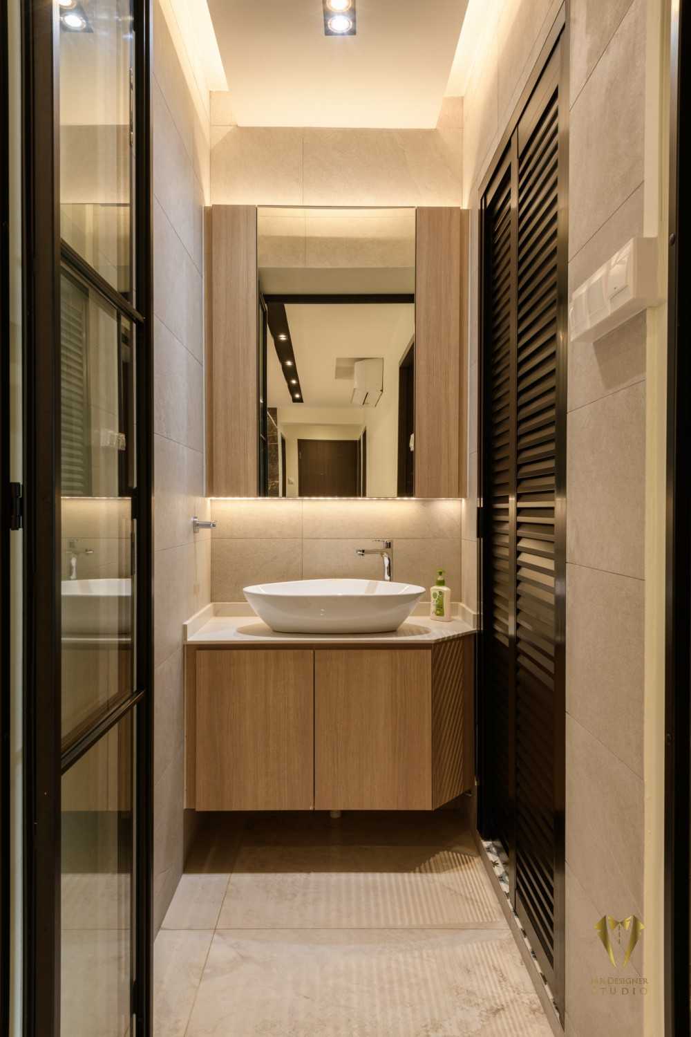 Contemporary Bathroom with Countertop and Homogeneous Tiles