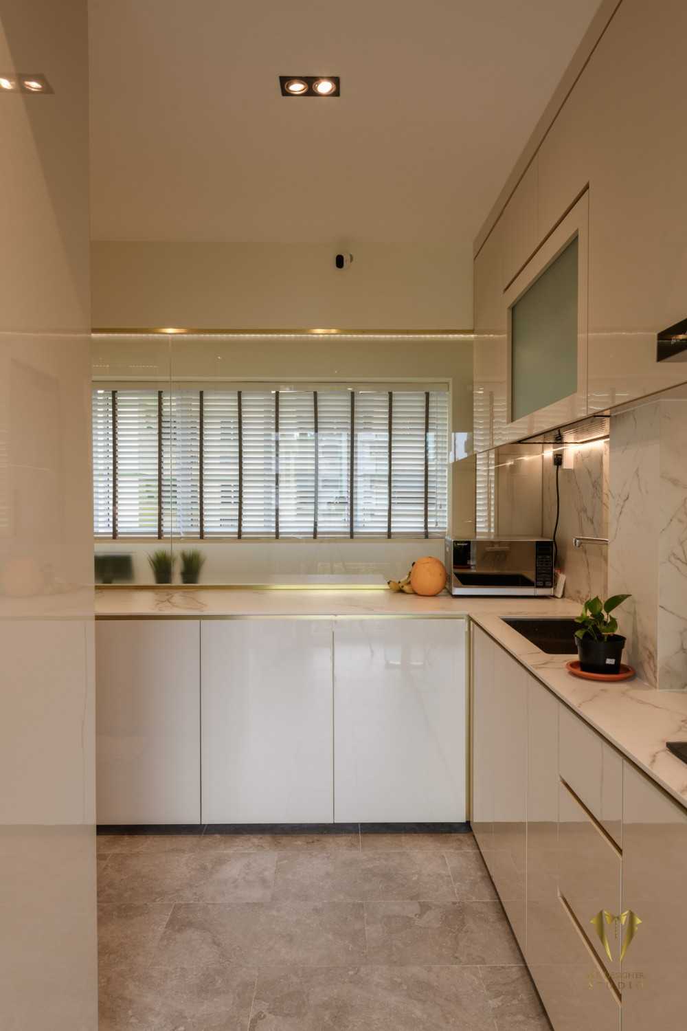 Contemporary Kitchen with Countertop and Homogeneous Tiles