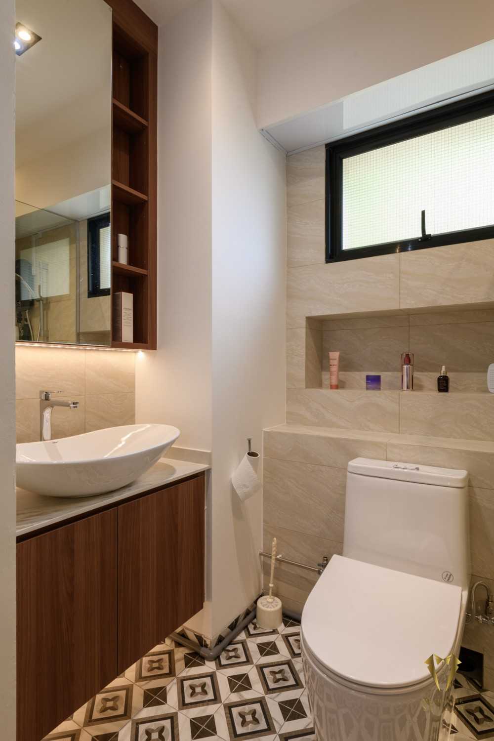 Contemporary Bathroom with Countertop and Homogeneous Tiles