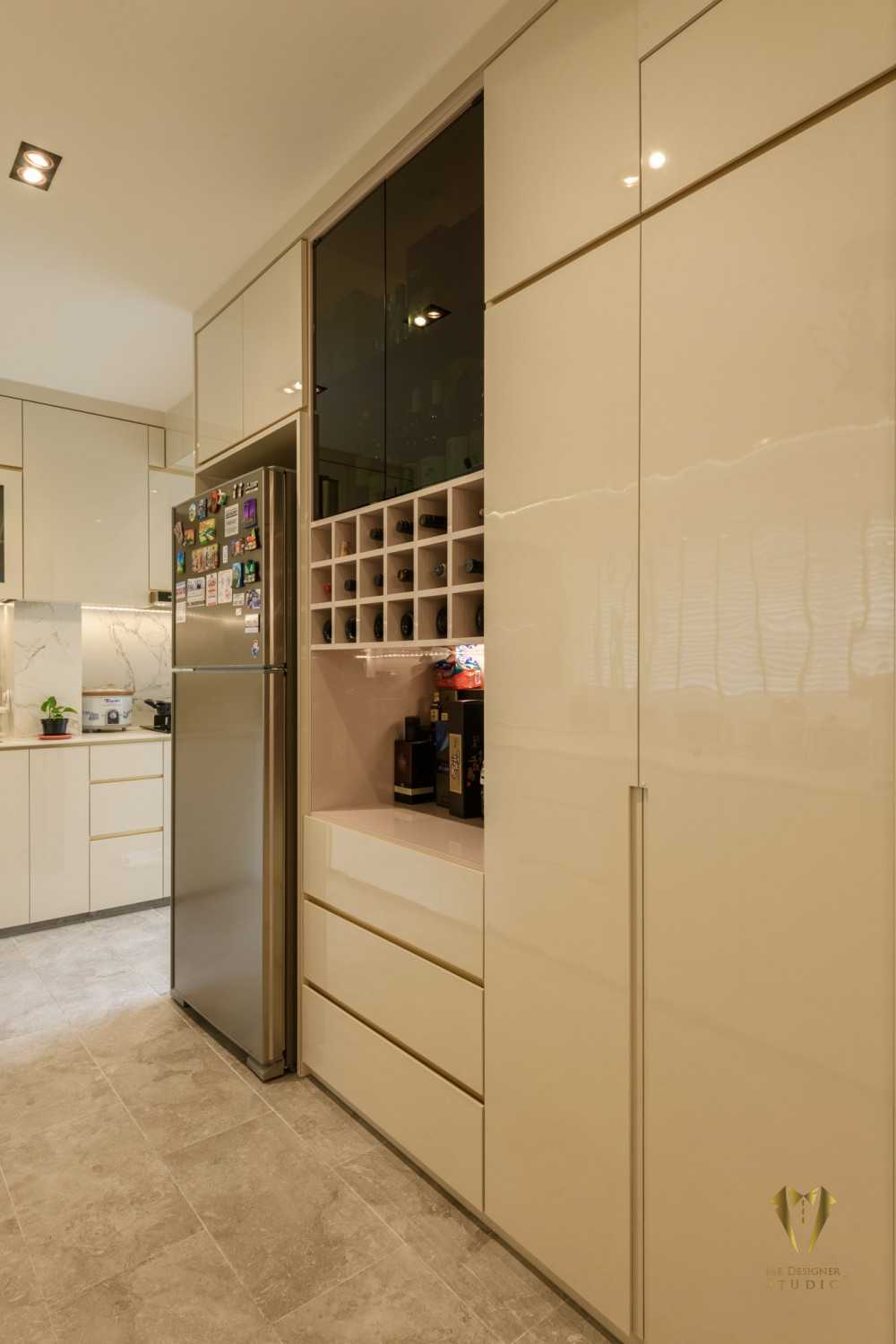 Contemporary Kitchen with Countertop and Homogeneous Tiles