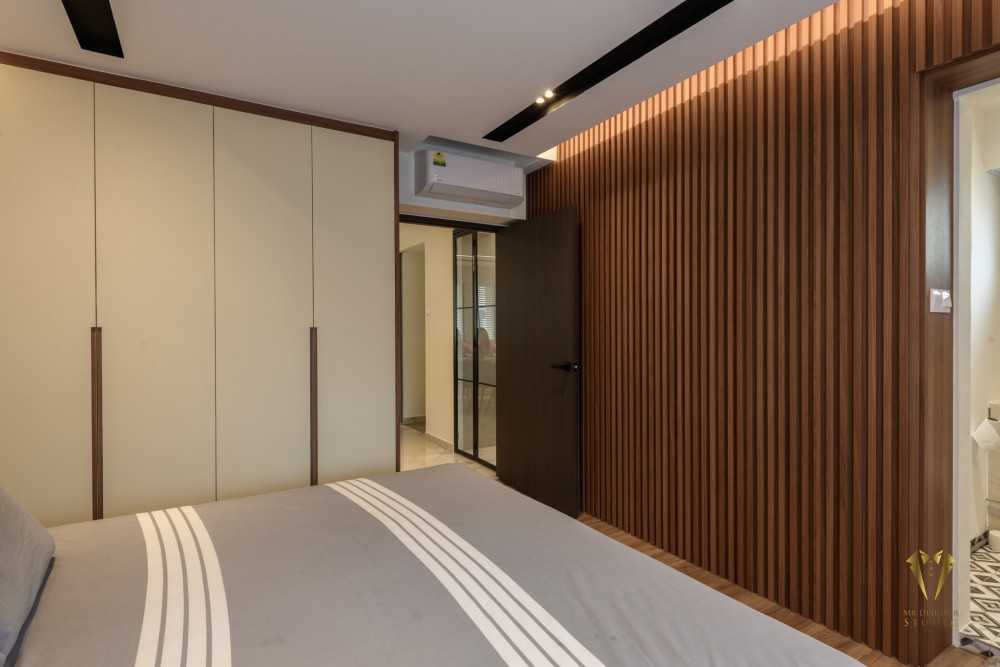Contemporary Bedroom with Vinyl Flooring and Wardrobe