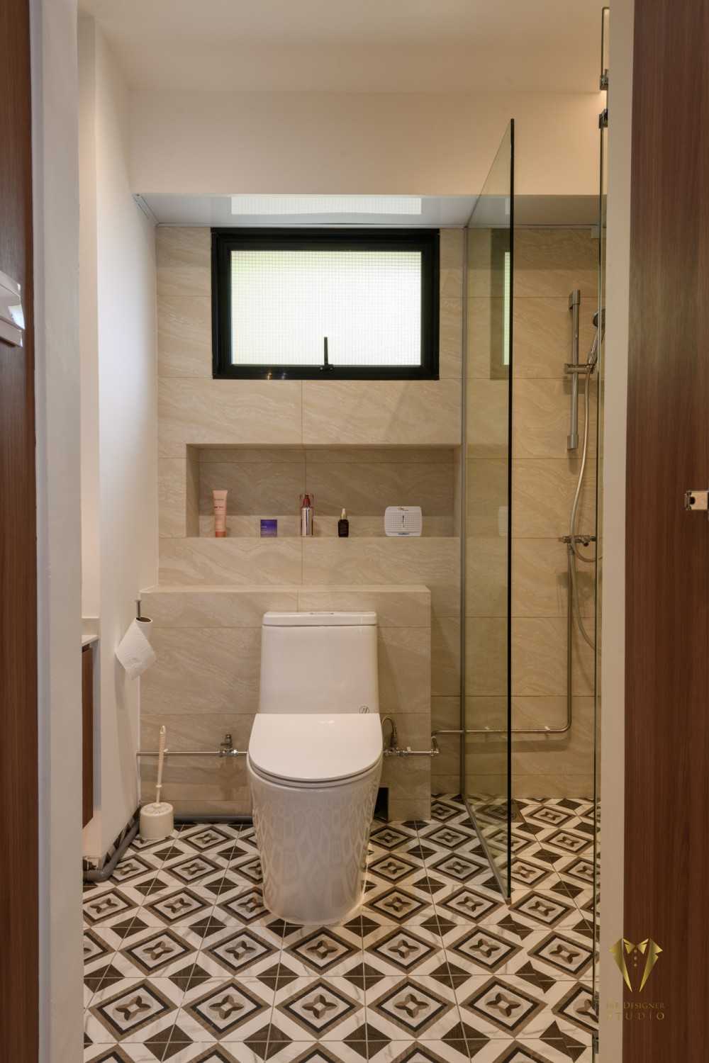 Contemporary Bathroom with Countertop and Homogeneous Tiles