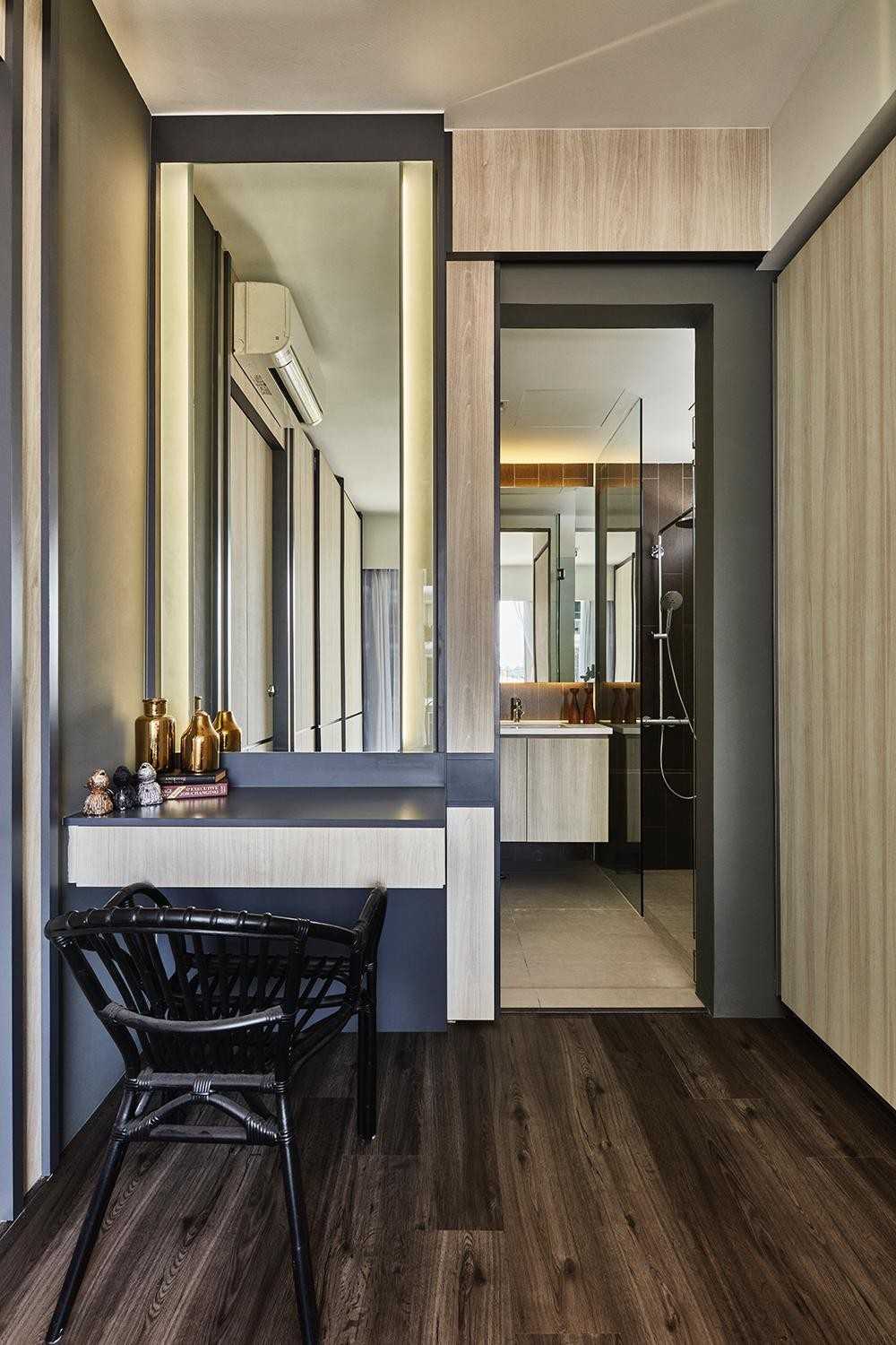Contemporary Bathroom with Vinyl Flooring and Mirror