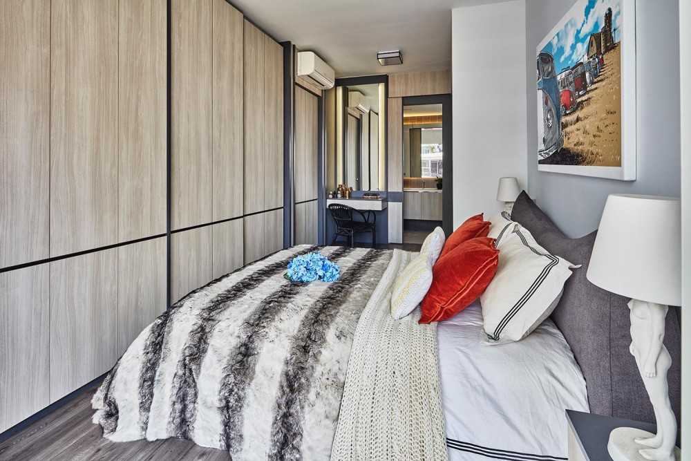 Contemporary Bedroom with Vinyl Flooring and Wardrobe