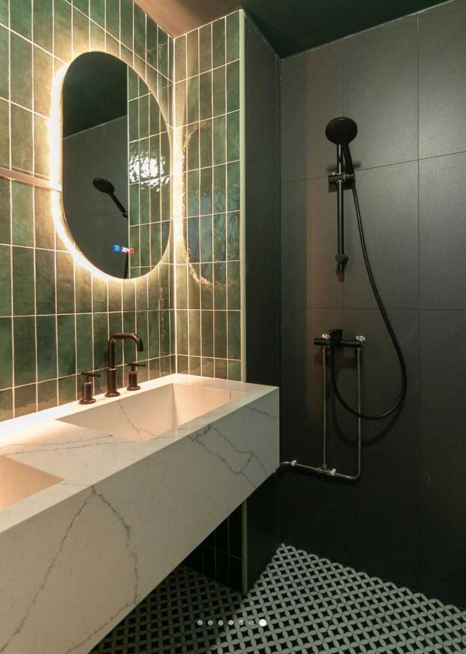Contemporary Bathroom with Homogeneous Tiles and Mirror