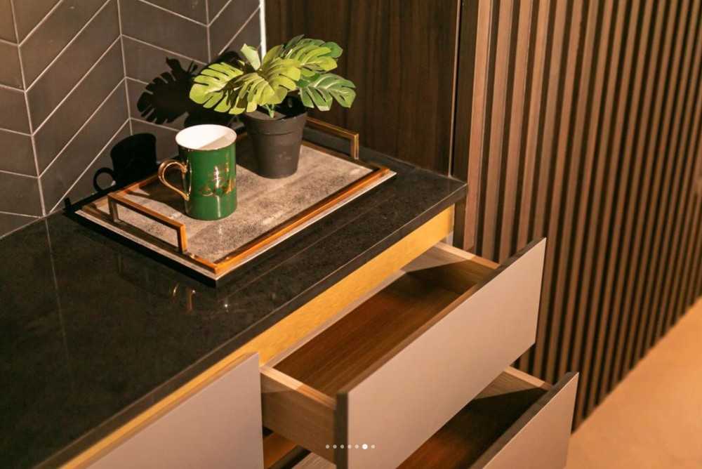 Contemporary Showroom with Countertop and Herringbone Tiling