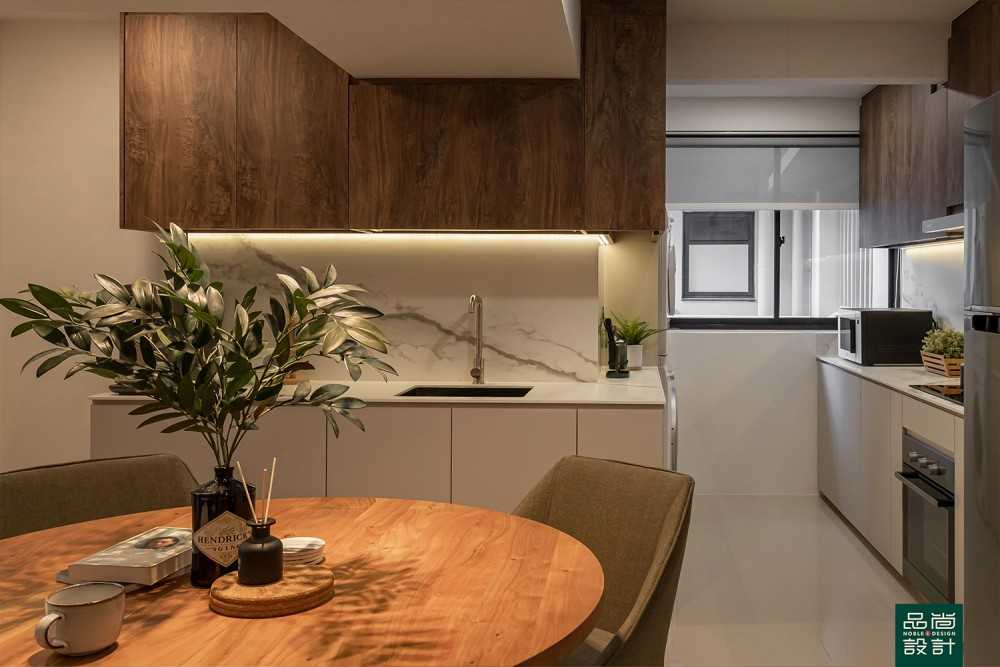 Modern Kitchen with Countertop and Homogeneous Tiles