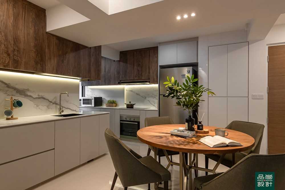 Modern Kitchen with Countertop and Homogeneous Tiles