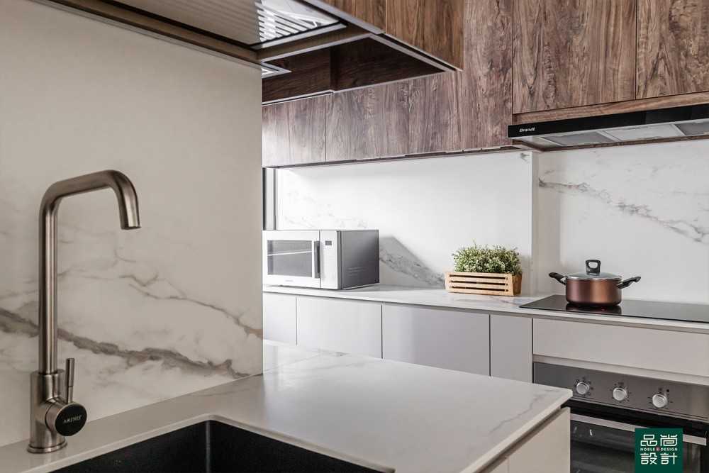 Modern Kitchen with Open Kitchen and Kitchen Backsplash