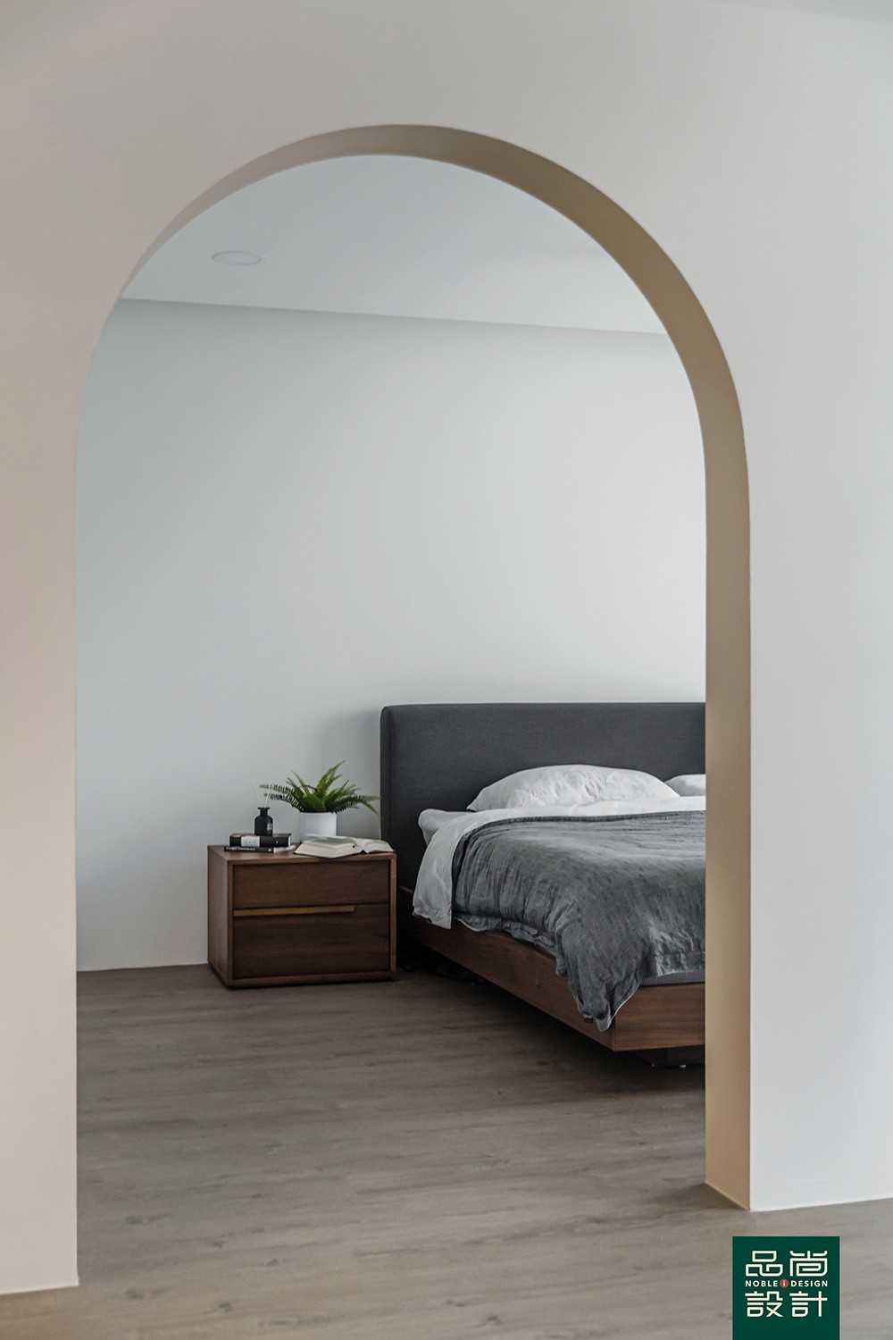 Modern Bedroom with Vinyl Flooring and Downlights