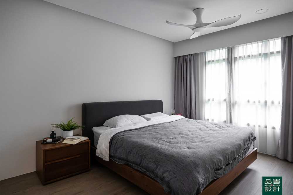 Modern Bedroom with Vinyl Flooring and Curtain