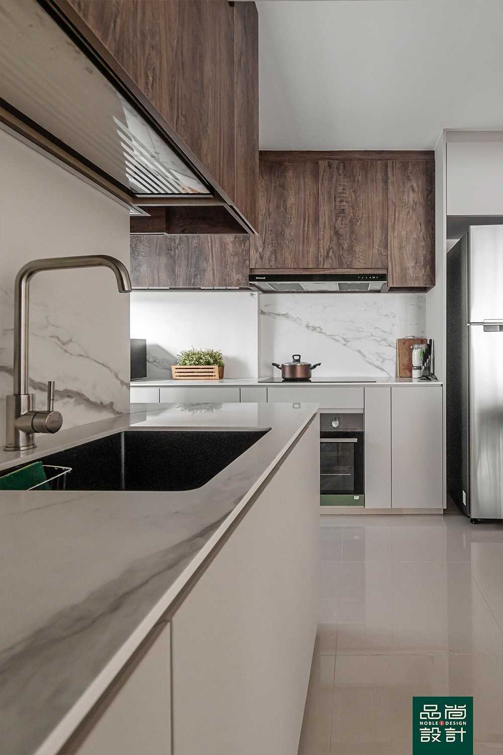 Modern Kitchen with Countertop and Homogeneous Tiles