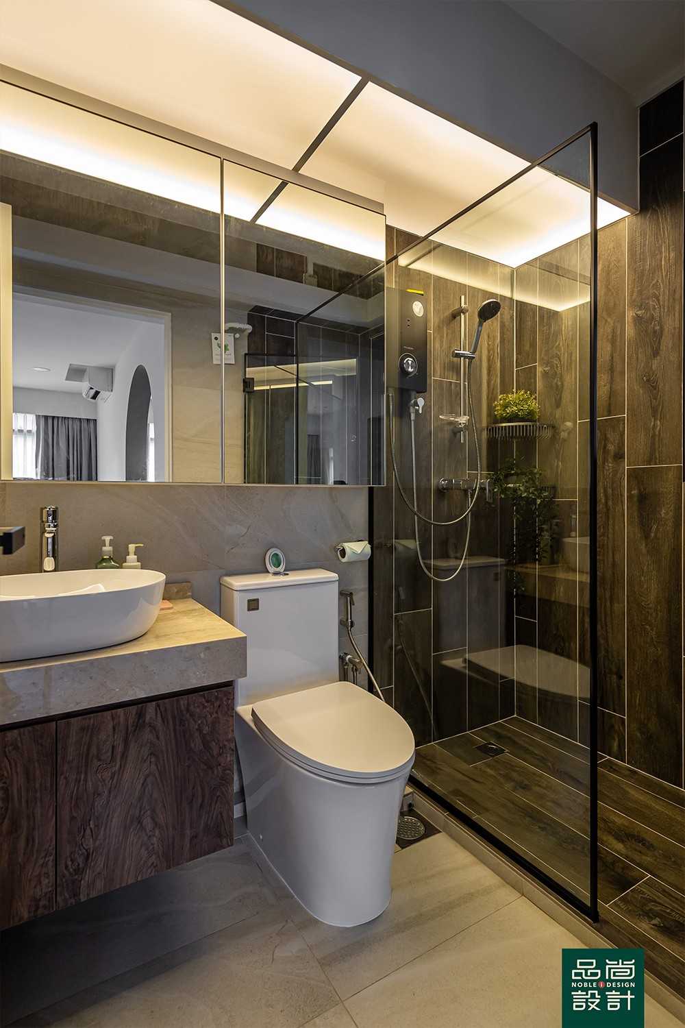 Modern Bathroom with Homogeneous Tiles and Mirror