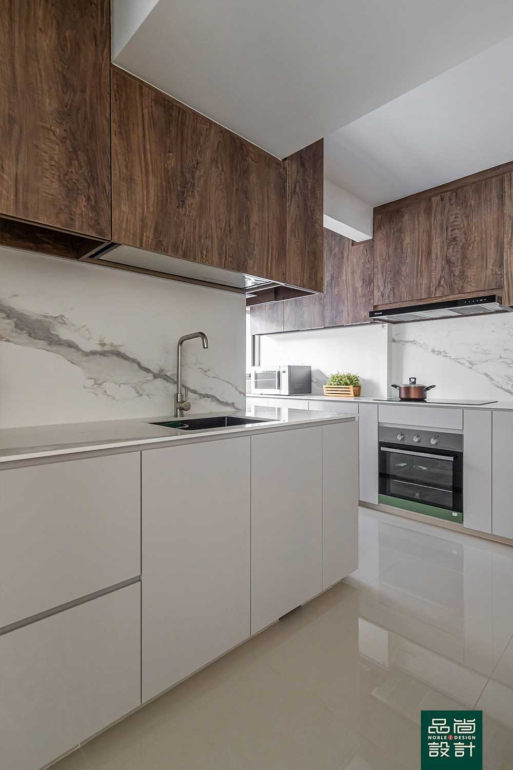 Modern Kitchen with Countertop and Homogeneous Tiles