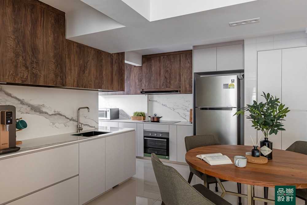 Modern Kitchen with Countertop and Homogeneous Tiles