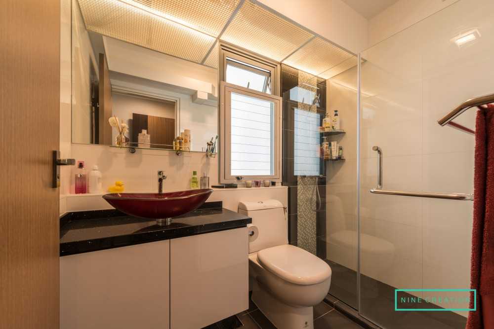Modern Bathroom with Countertop and Mirror