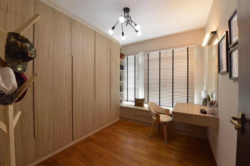 Scandinavian Walk-in Wardrobe with Mirror and Wardrobe