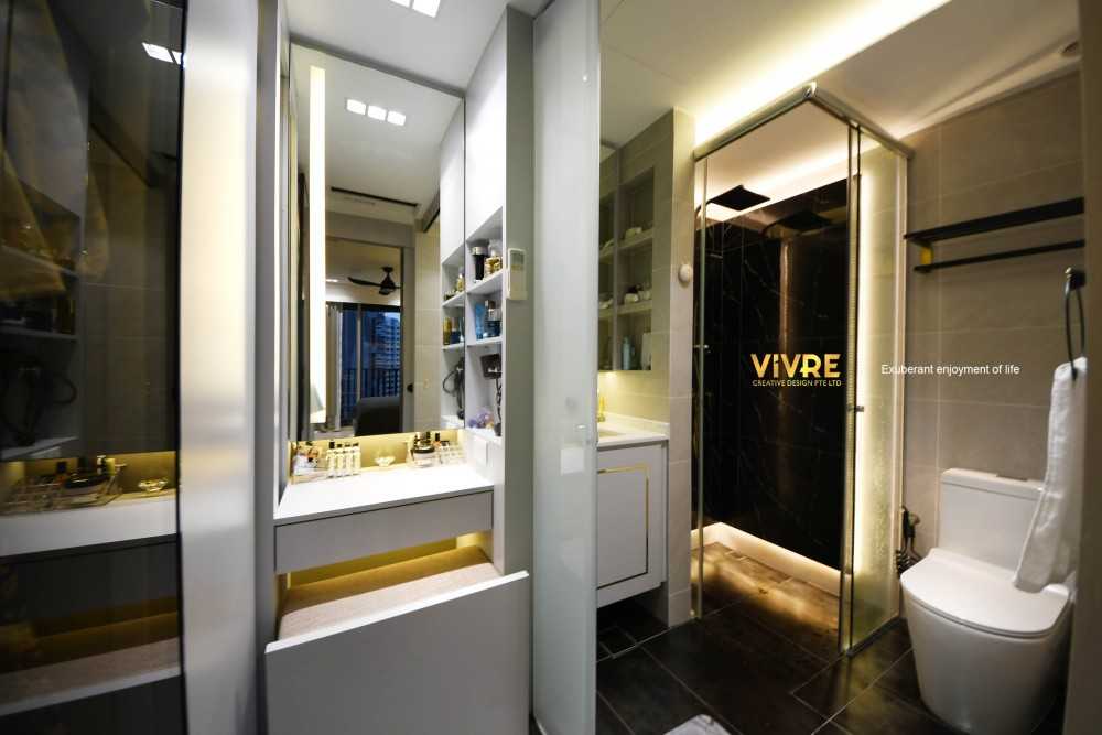 Modern Bathroom with Homogeneous Tiles and Mirror