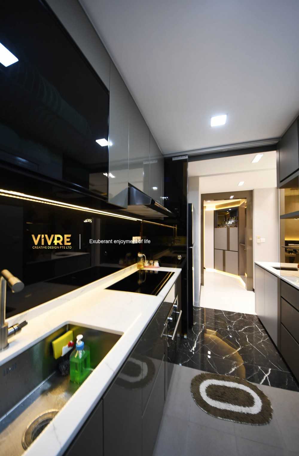 Modern Kitchen with Countertop and Homogeneous Tiles
