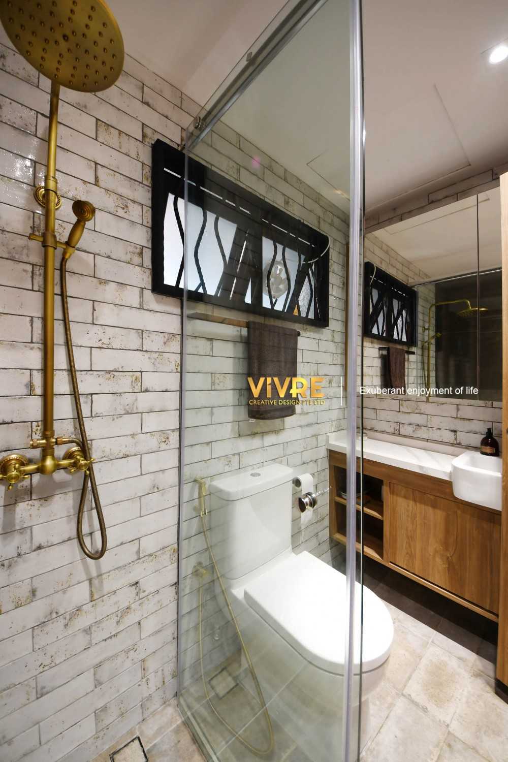 Industrial Bathroom with Homogeneous Tiles and Shower Screen