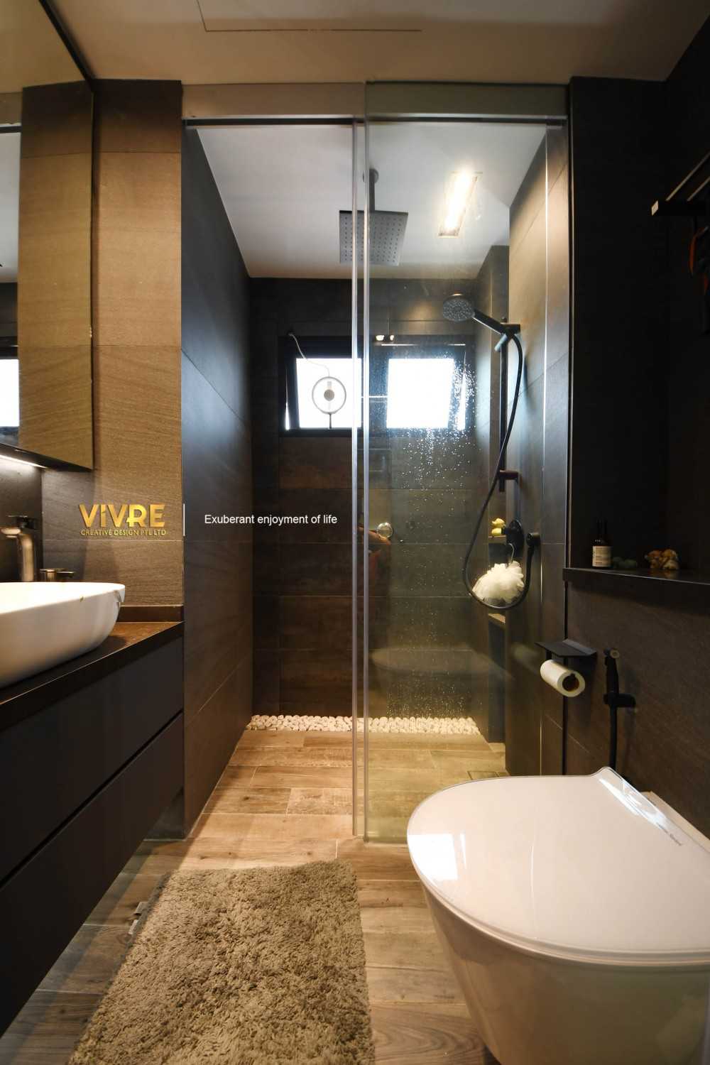 Industrial Bathroom with Homogeneous Tiles and Rainshower