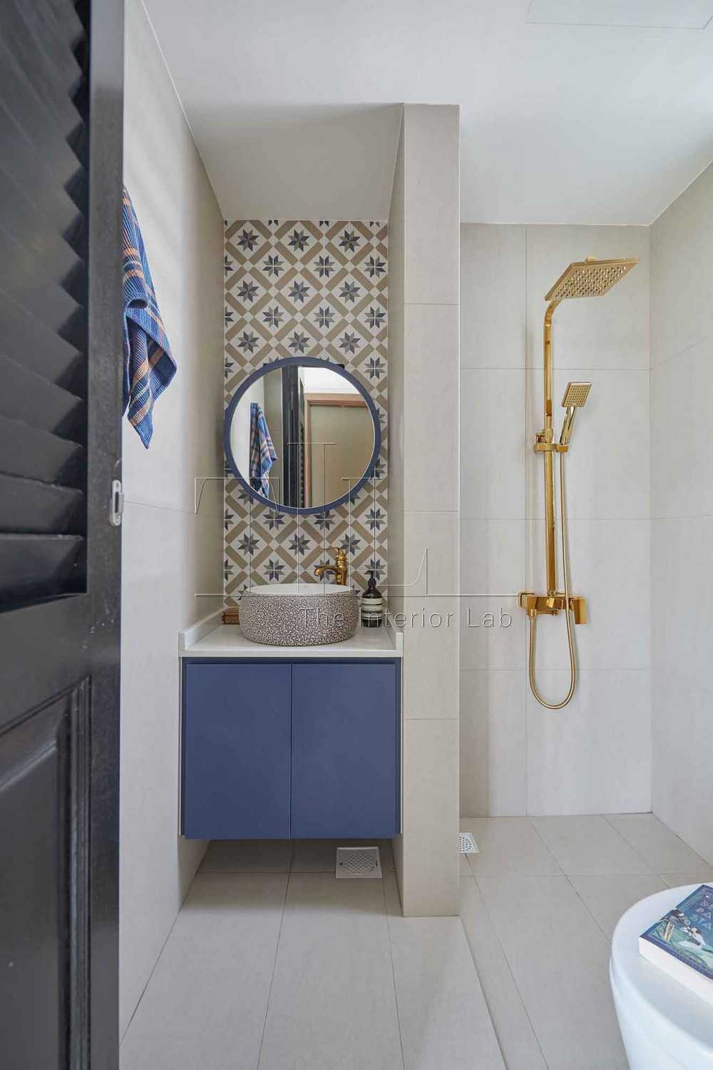 Contemporary Bathroom with Mirror and Rainshower