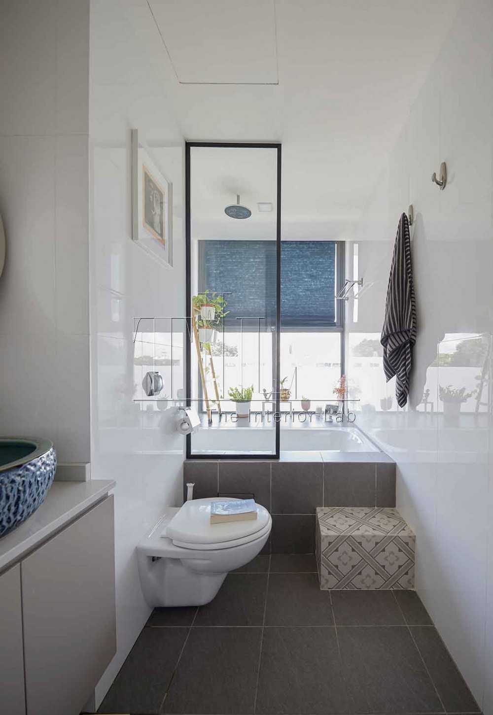 Contemporary Bathroom with Bathtub and Panelling