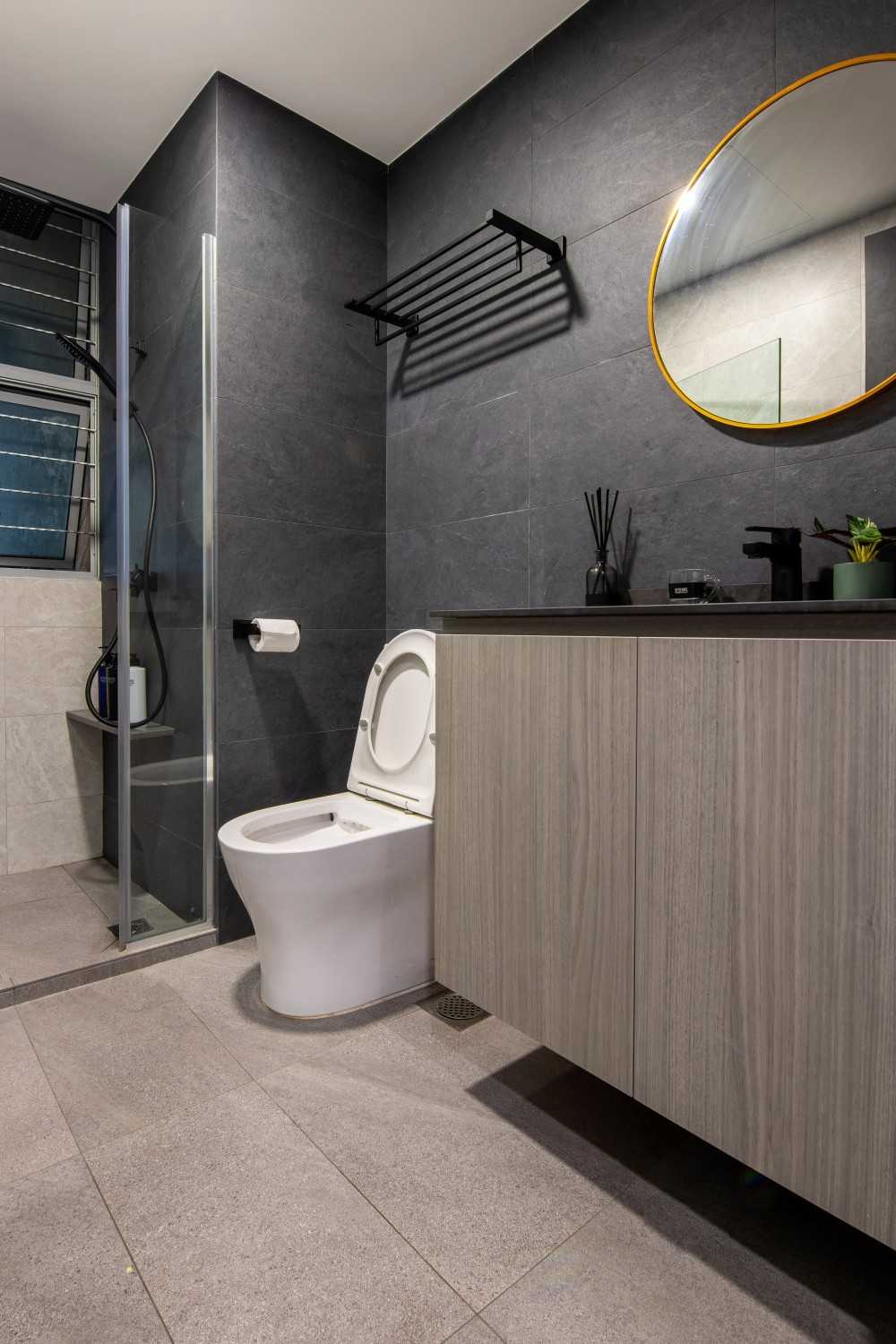 Modern Bathroom with Countertop and Mirror