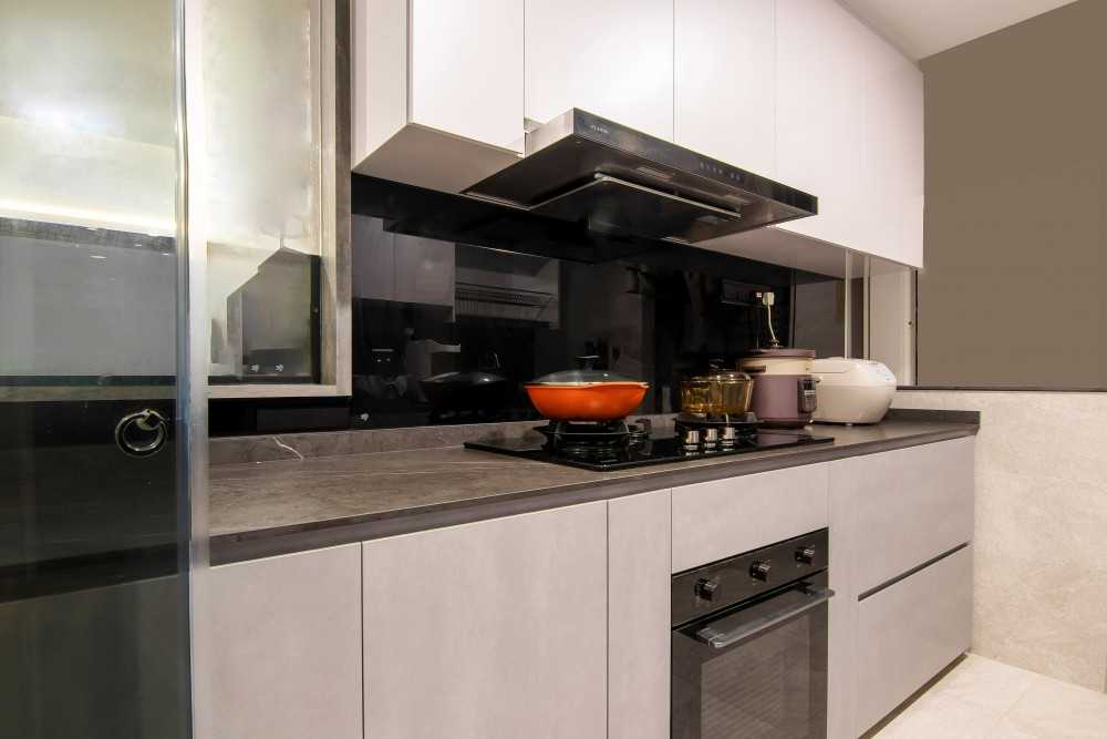 Modern Kitchen with Countertop and Wood Flooring