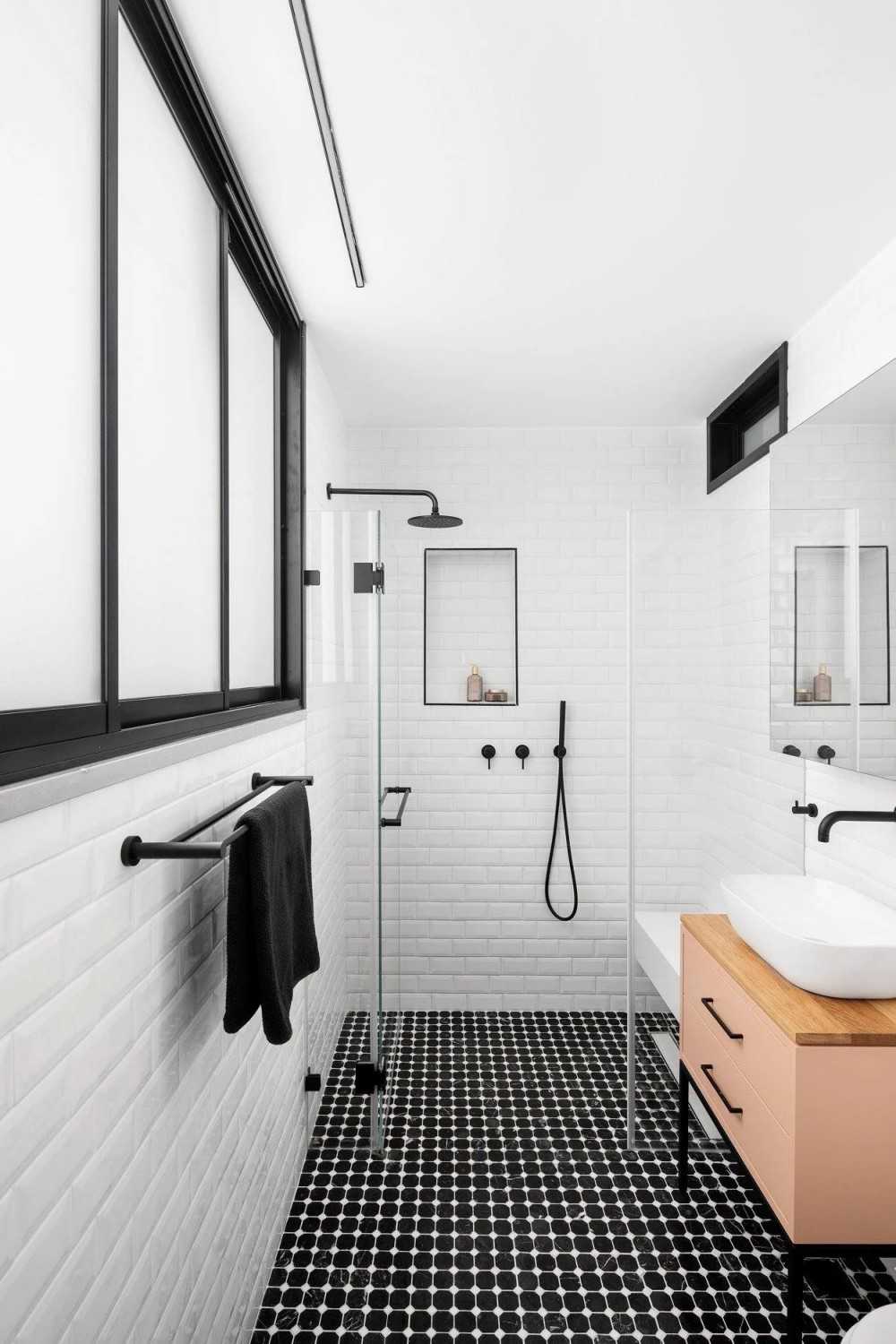 Contemporary Bathroom with Homogeneous Tiles and Mosaic