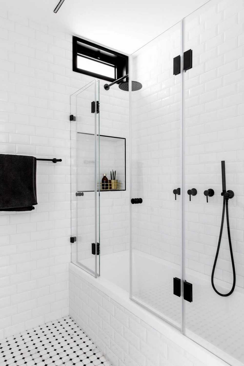 Contemporary Bathroom with Bathtub and Shower Screen