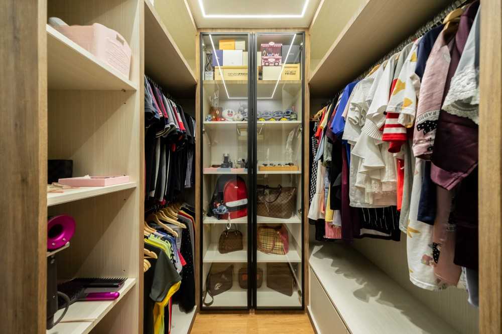 Contemporary Walk-in Wardrobe with Mirror and Wardrobe