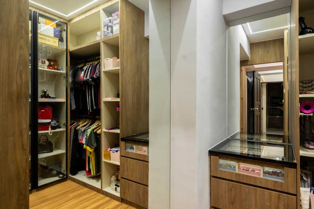Contemporary Walk-in Wardrobe with Mirror and Wardrobe