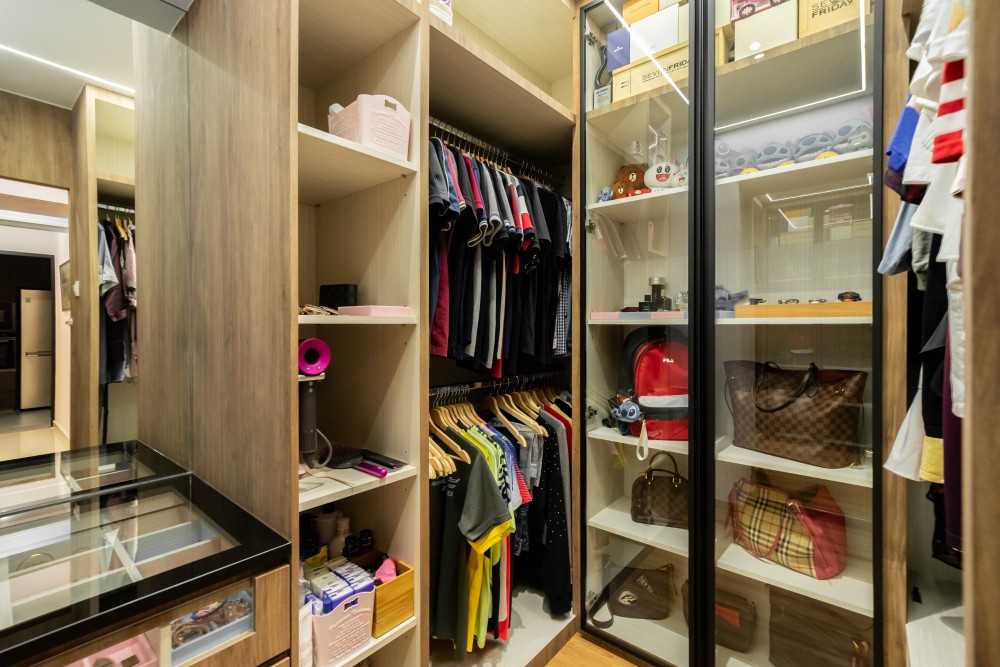 Contemporary Walk-in Wardrobe with Mirror and Wardrobe