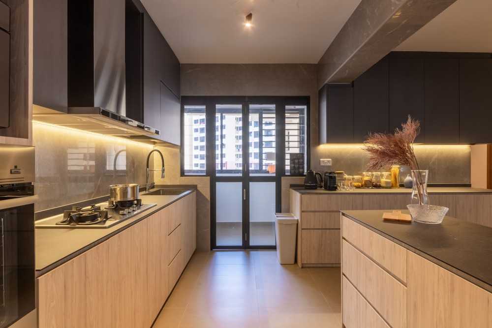 Modern Kitchen with Countertop and Homogeneous Tiles