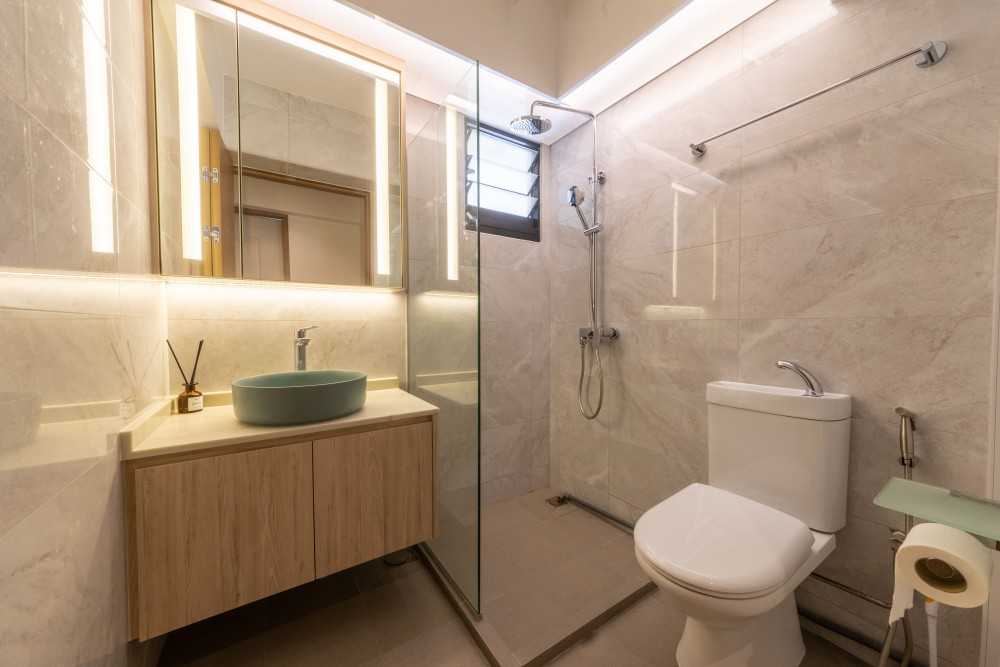 Modern Bathroom with Countertop and Homogeneous Tiles