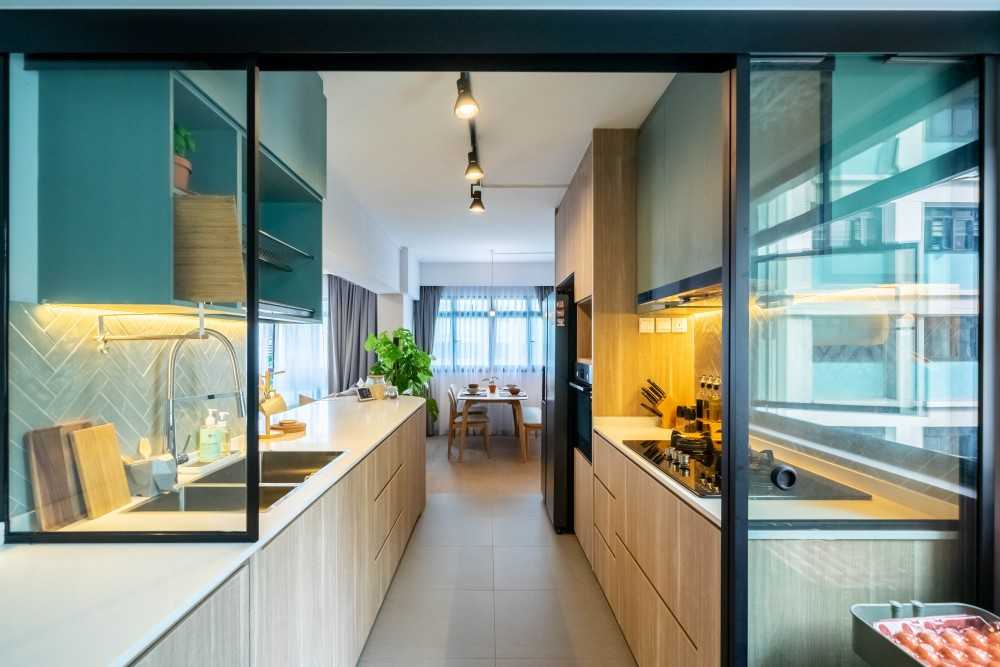 Scandinavian Kitchen with Wood Flooring and Open Kitchen