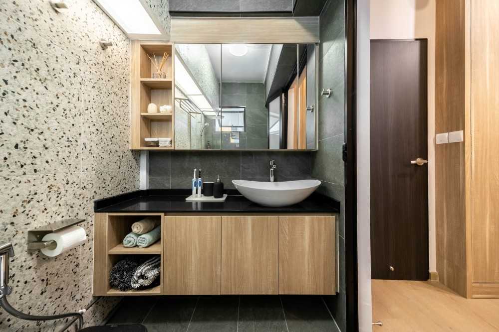 Scandinavian Bathroom with Homogeneous Tiles and Mirror