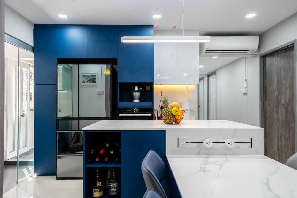 Modern Kitchen with Wood Flooring and Kitchen Island