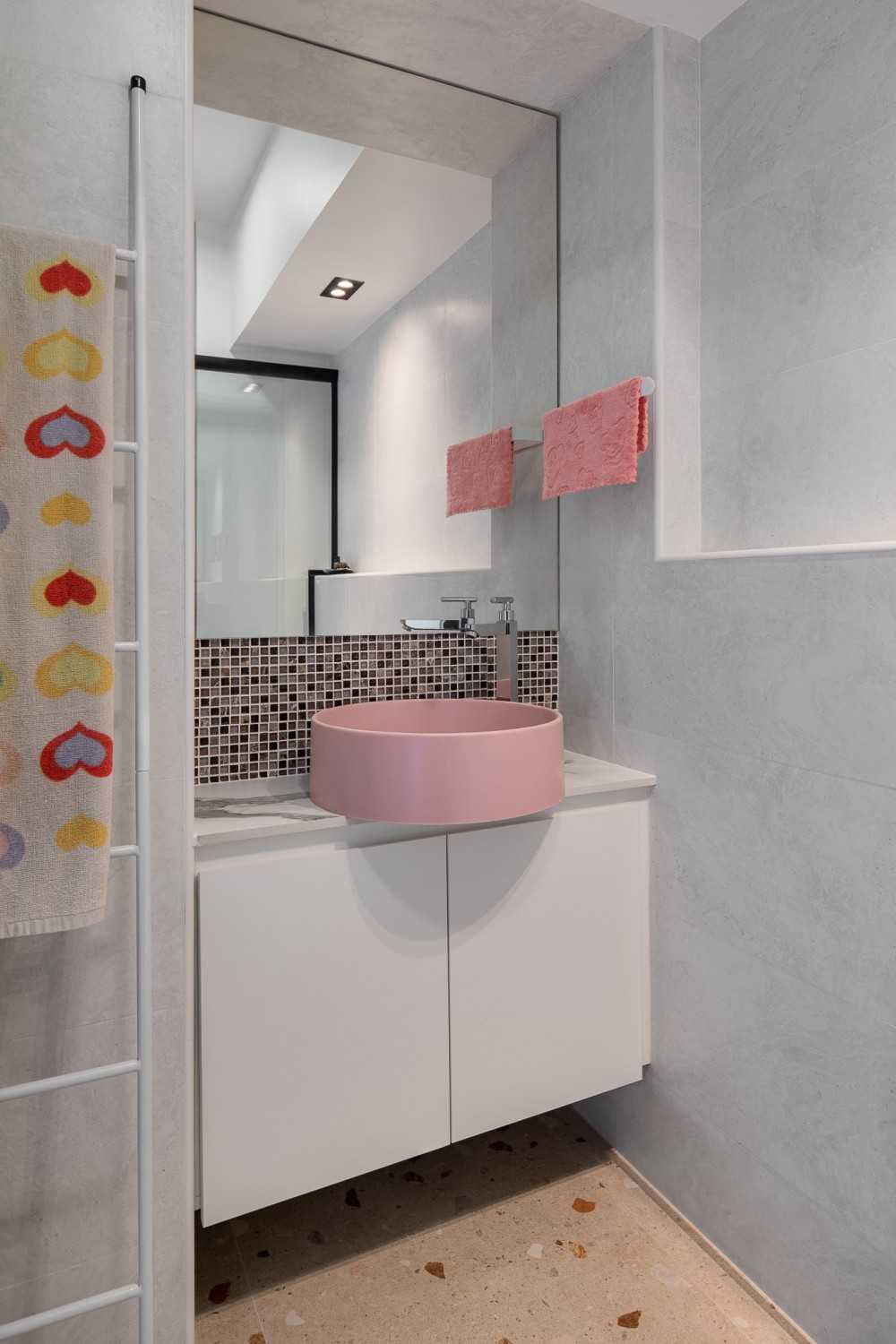 Contemporary Bathroom with Countertop and Homogeneous Tiles