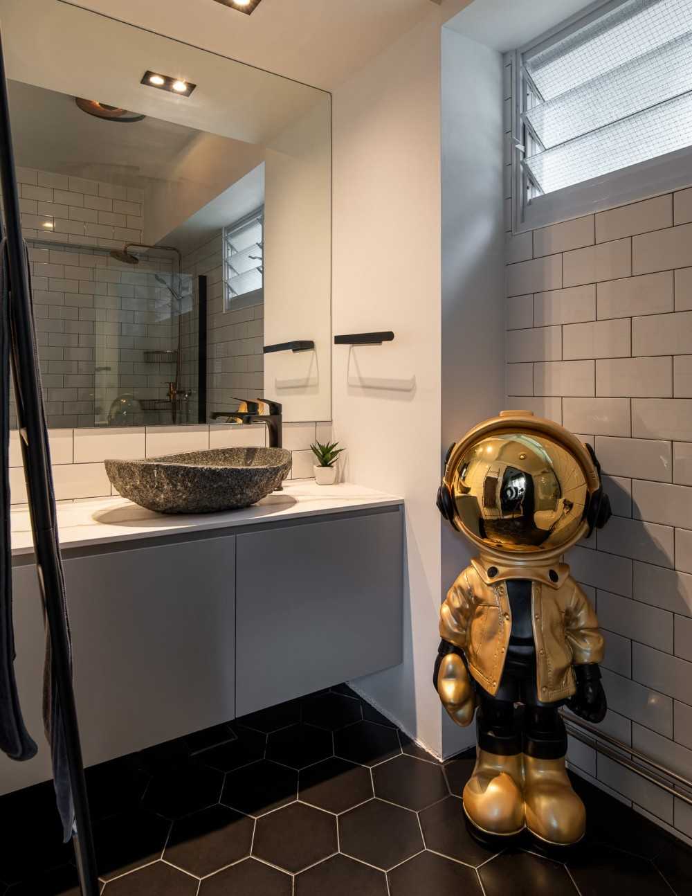 Contemporary Bathroom with Countertop and Homogeneous Tiles