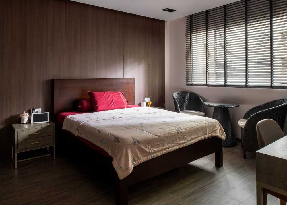 Contemporary Bedroom with Vinyl Flooring and Flooring