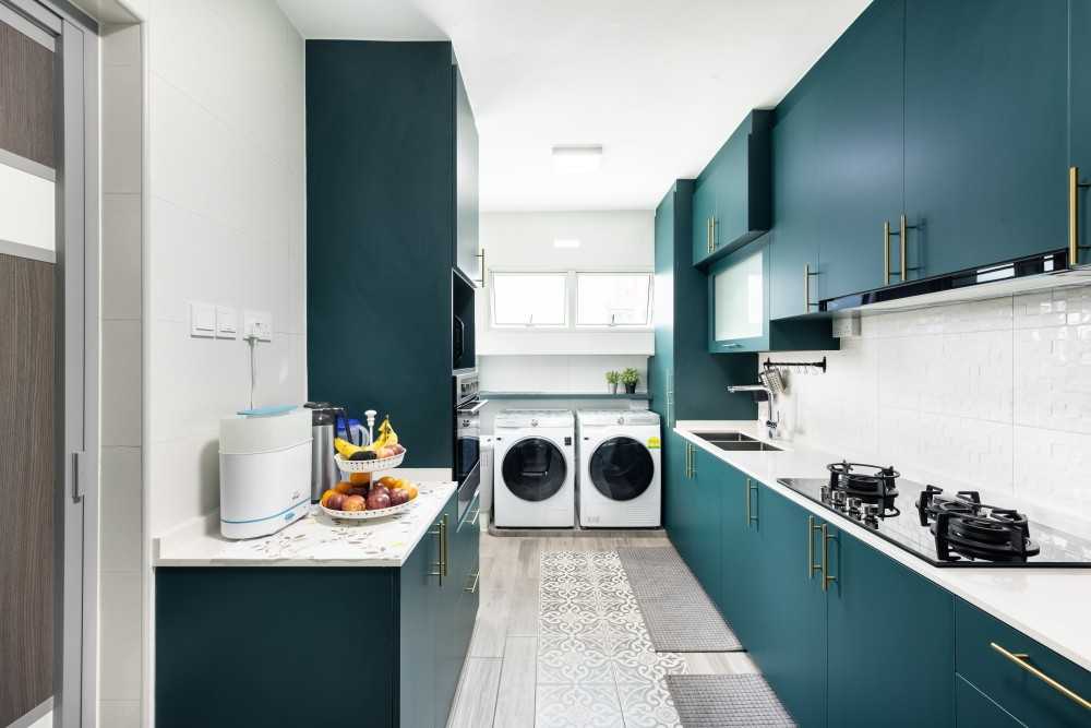 Modern Kitchen with Countertop and Homogeneous Tiles